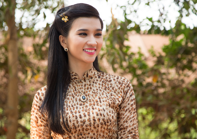 Kim Tuyến xinh đẹp trong tạo hình đệ nhất kỹ nữ Sài Gòn xưa